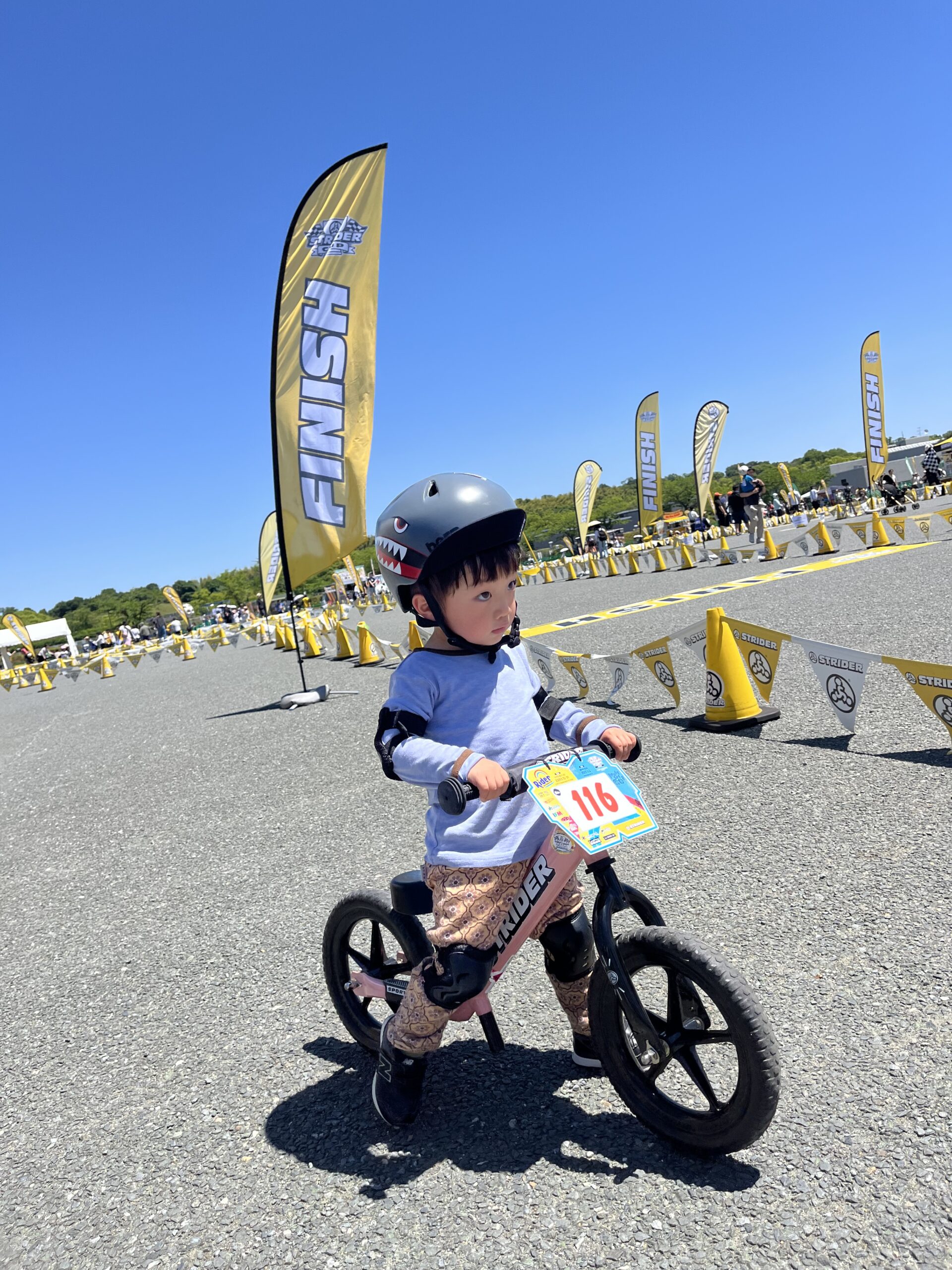 会場でストライダーに乗る息子