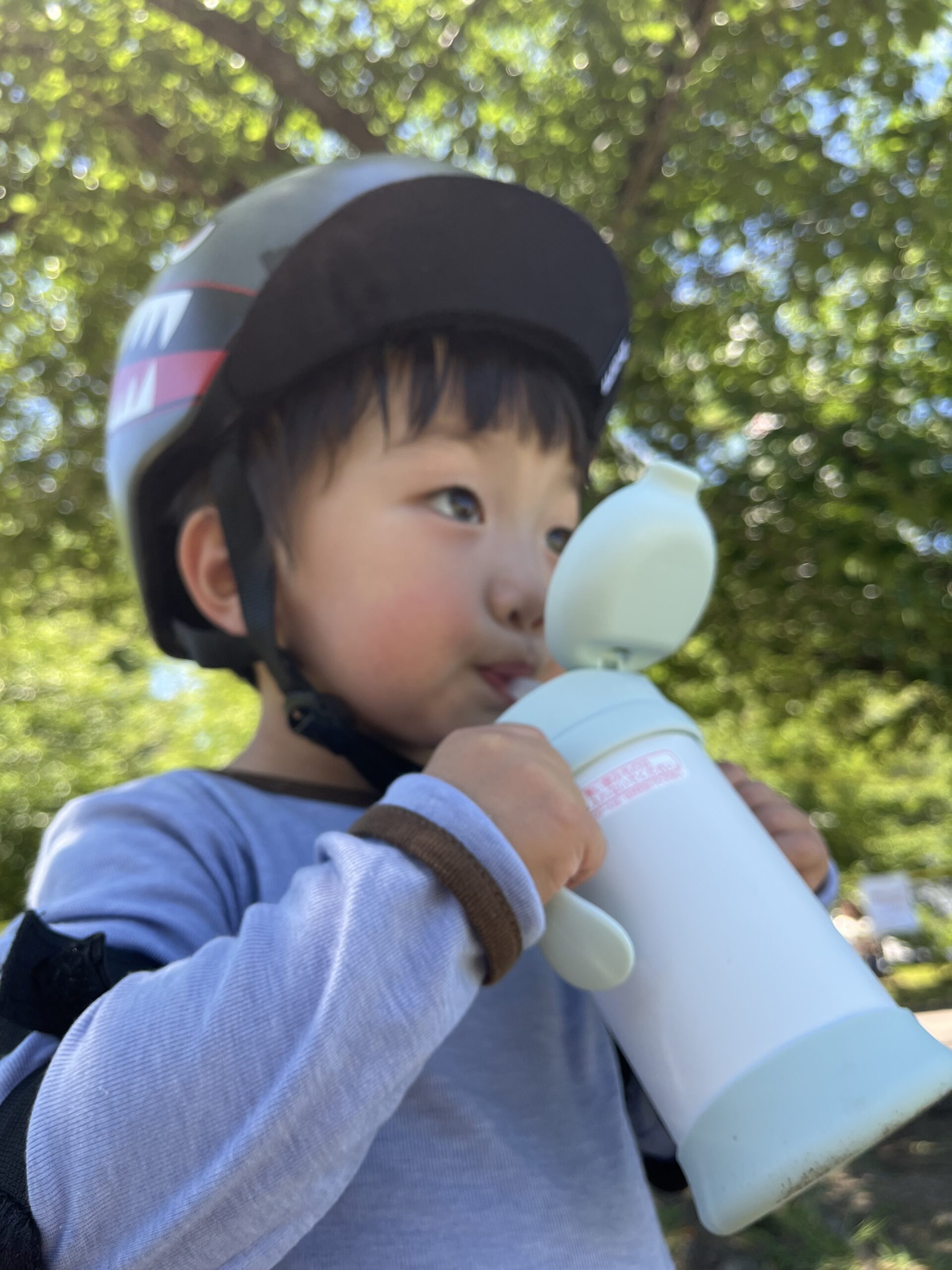 お茶を飲み休憩する息子