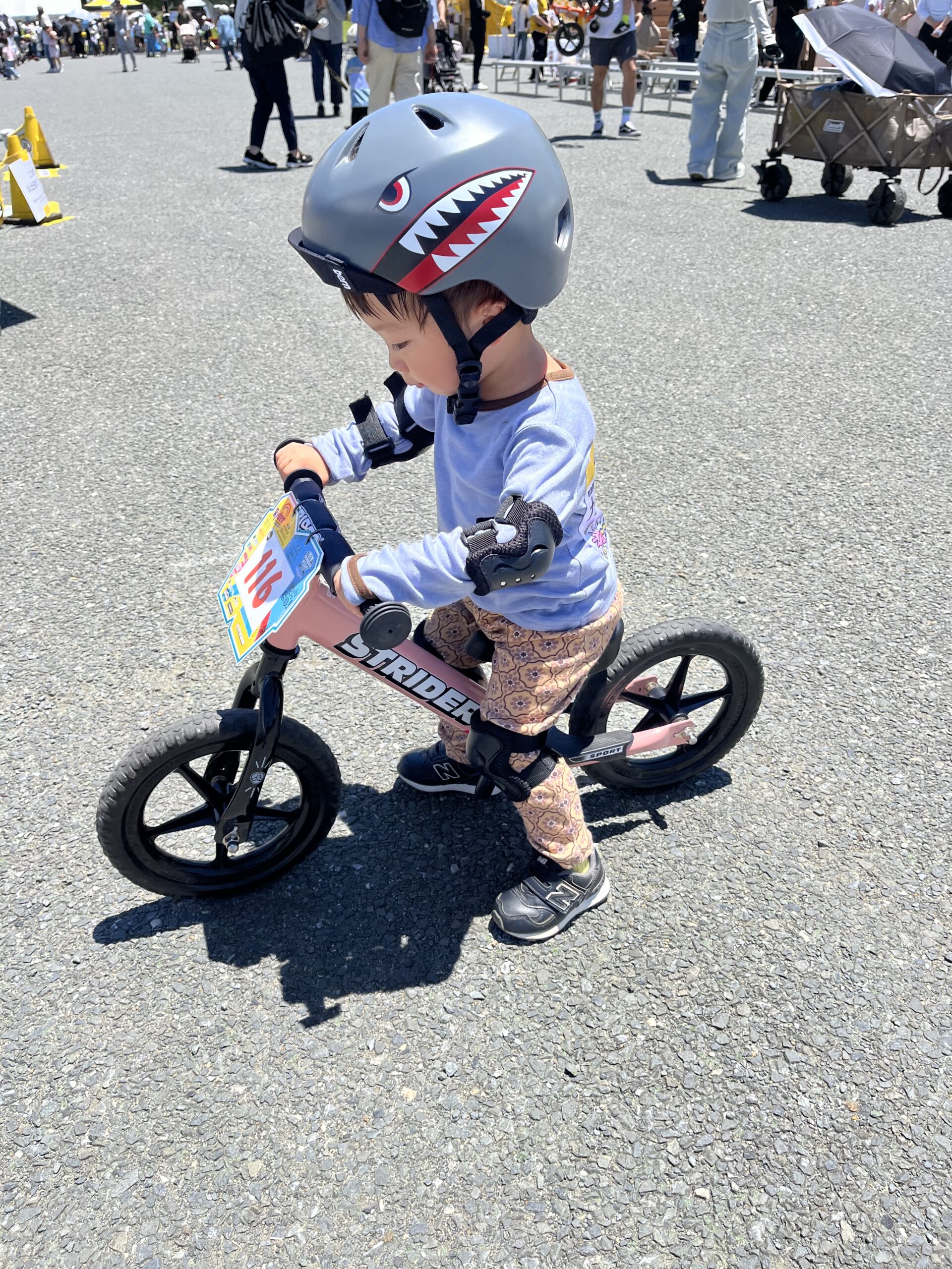 会場でストライダーに乗る息子