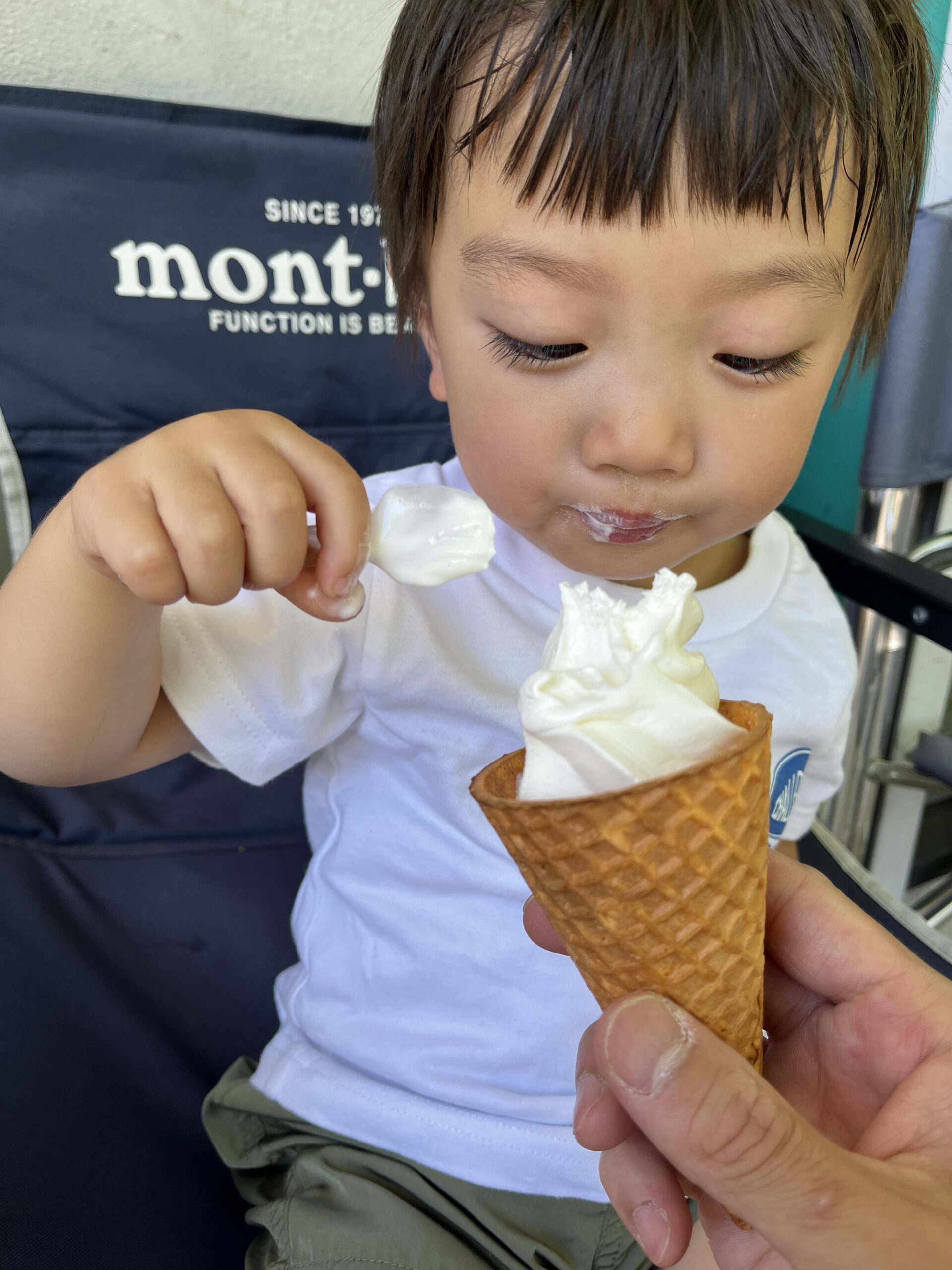 大会後にアイスクリームを食べる息子