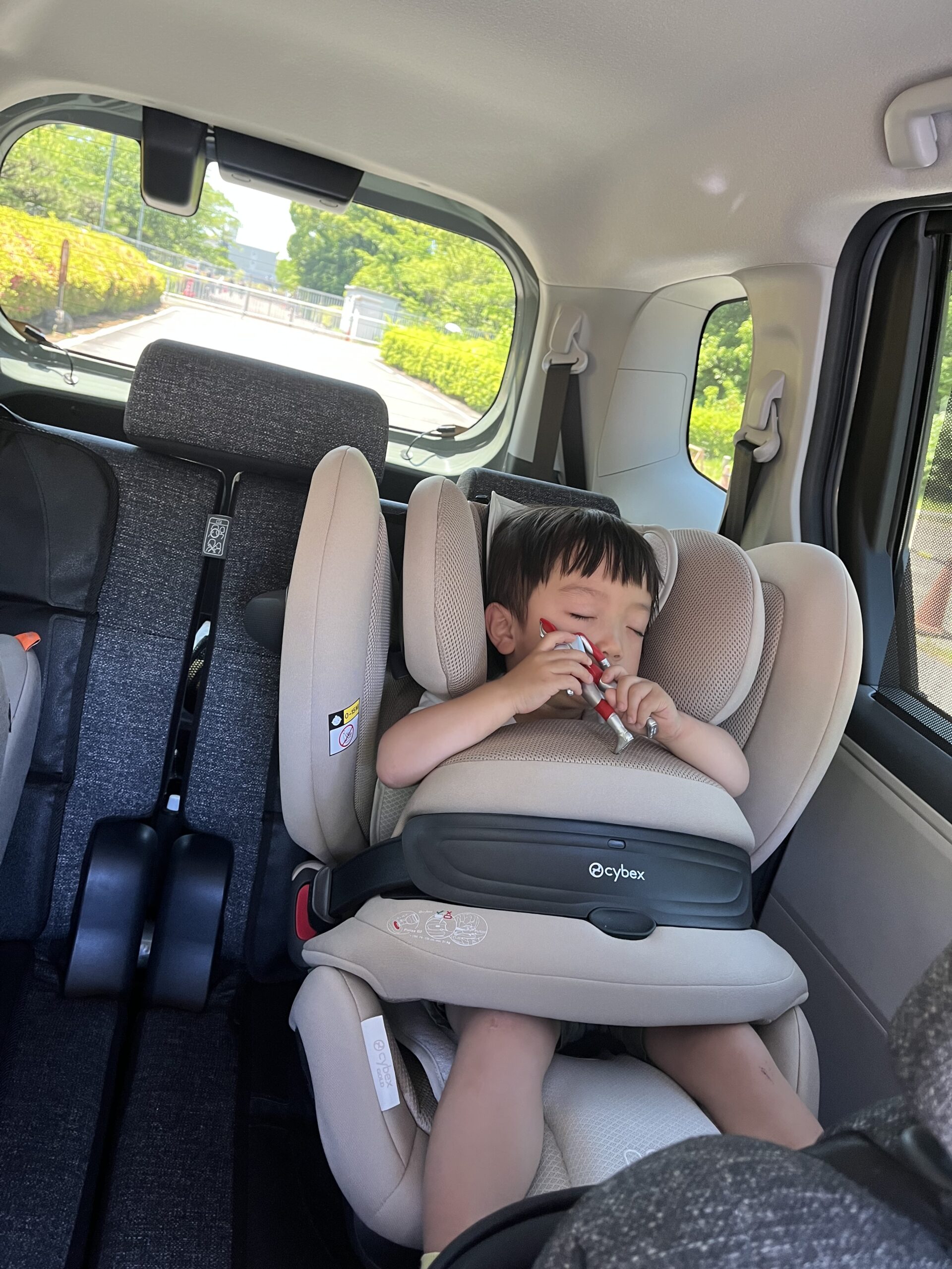 ストライダーカップ参加後に車で眠る2歳の息子