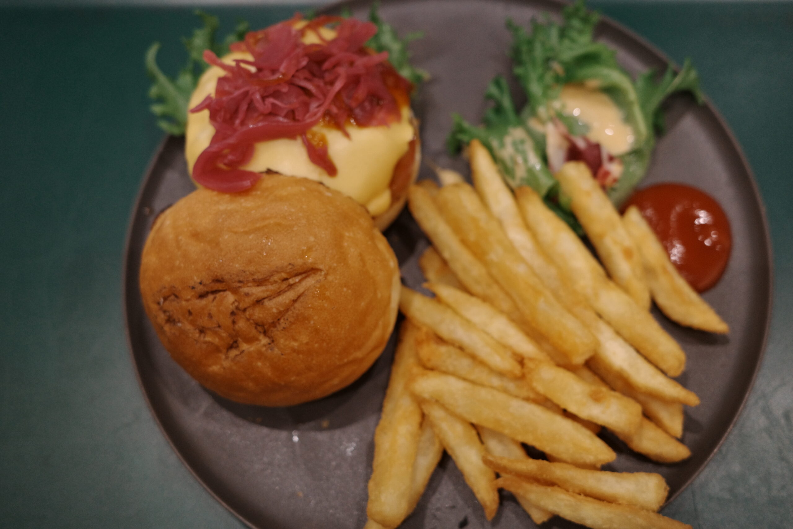 パパが注文した肉食ティラノバーガー。