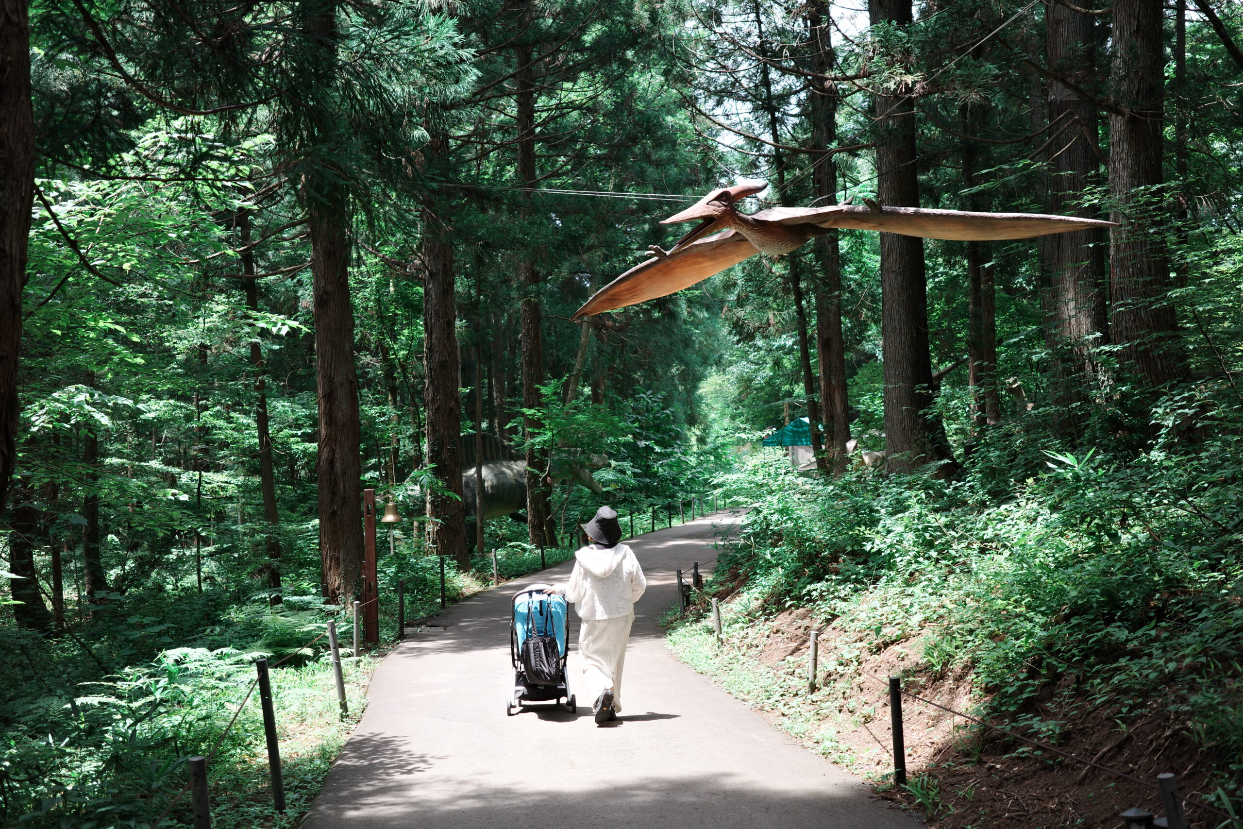 緩やかな坂道にママとベビーカー。