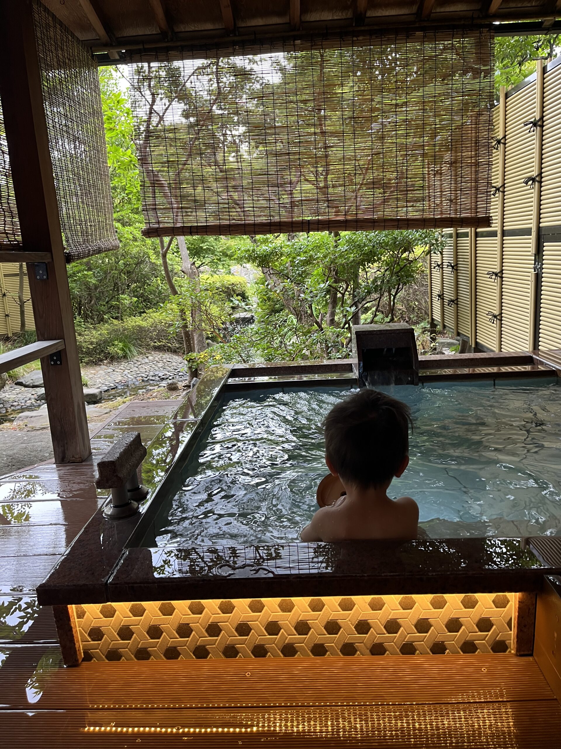 客室露天風呂と庭と息子