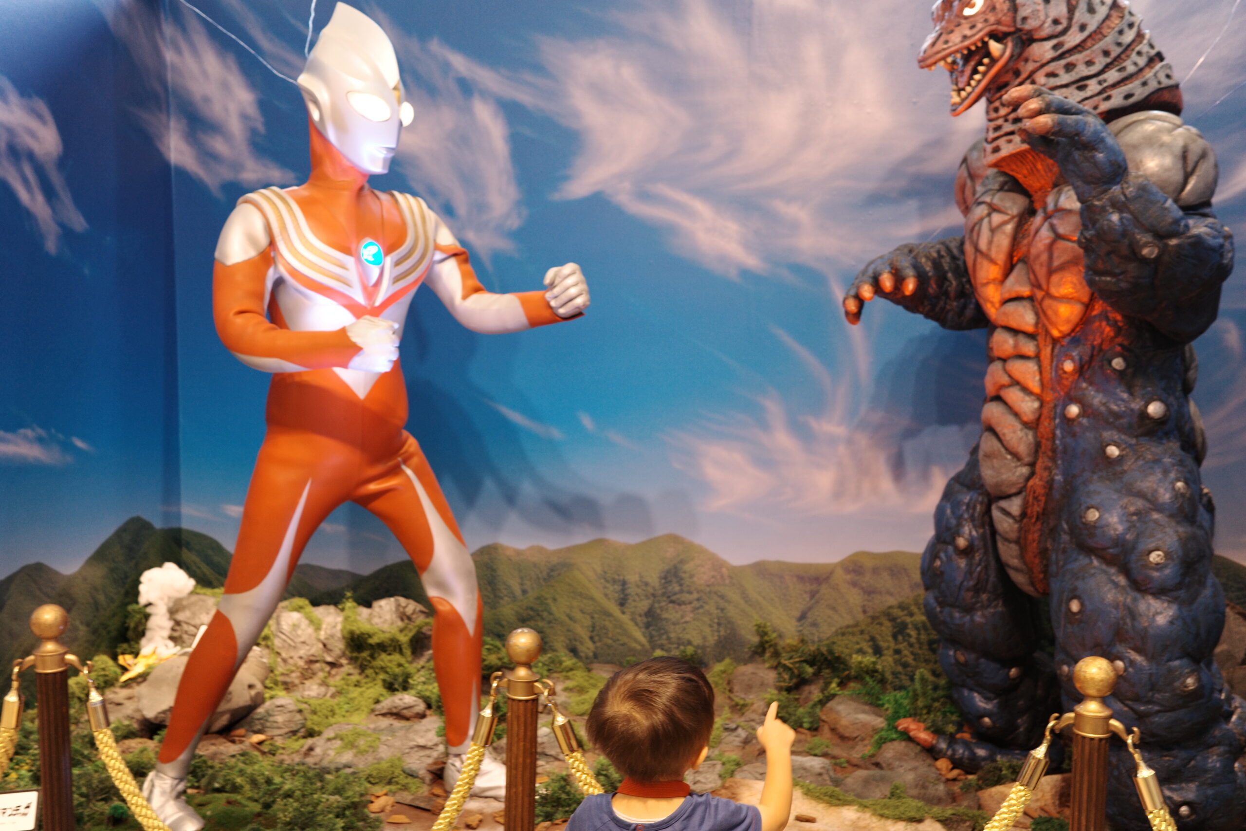 8階のウルトラマンの展示を見ている息子。