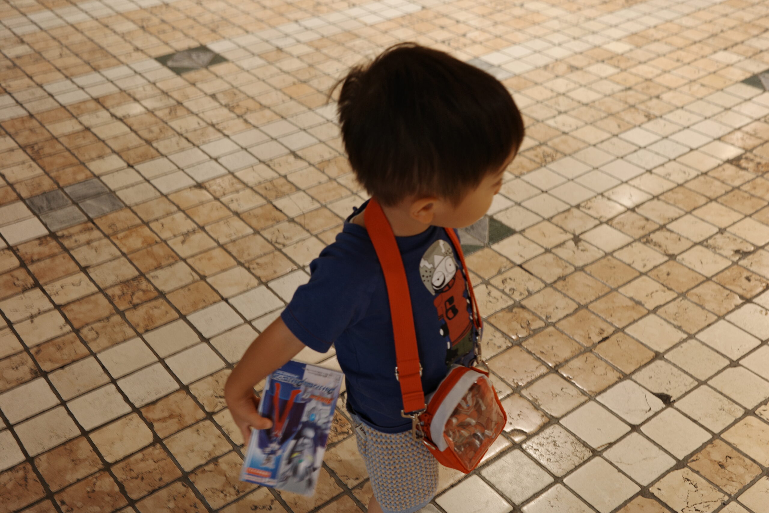 購入したウルトラマンゼロのソフビを離さない息子。